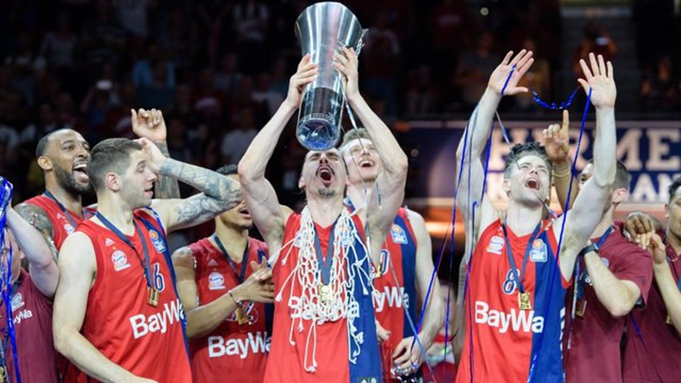 Die Basketballer des FC Bayern München feiern ihren fünften Meistertitel.
