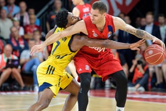 Derrick Walton Jr. von Alba Berlin (l.) versucht Münchens Stefan Jovic den Ball abzunehmen – vergeblich. Der FC Bayern ist erneut Meister.