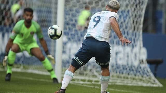 Argentiniens Sergio Aguero schießt auf das Tor von Katars Torhüter Saad Al Sheeb.