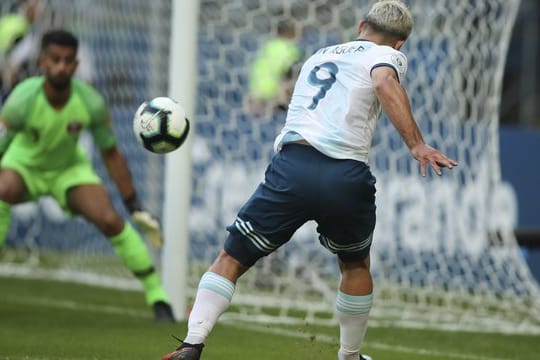 Argentiniens Sergio Aguero schießt auf das Tor von Katars Torhüter Saad Al Sheeb.