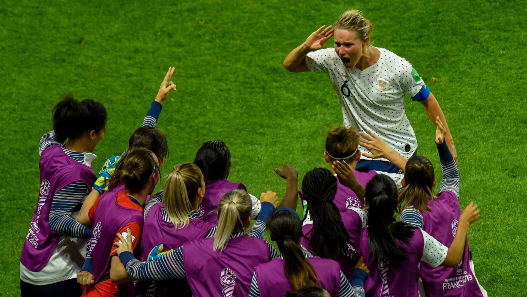 Siegtorschützin Amandine Henry jubelt: Frankreich steht bei der Heim-WM im Viertelfinale.