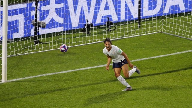 Frankreichs Valerie Gauvin feiert nach ihrem Treffer zum 1:0.