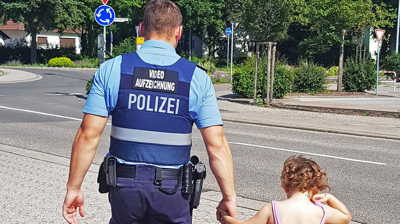 Rheinland-Pfalz, Germersheim: Ein Polizist sucht mit Dreijähriger nach deren zu Hause.