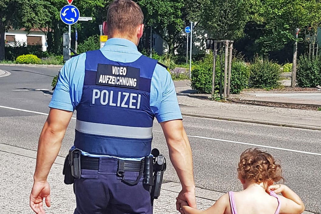 Rheinland-Pfalz, Germersheim: Ein Polizist sucht mit Dreijähriger nach deren zu Hause.