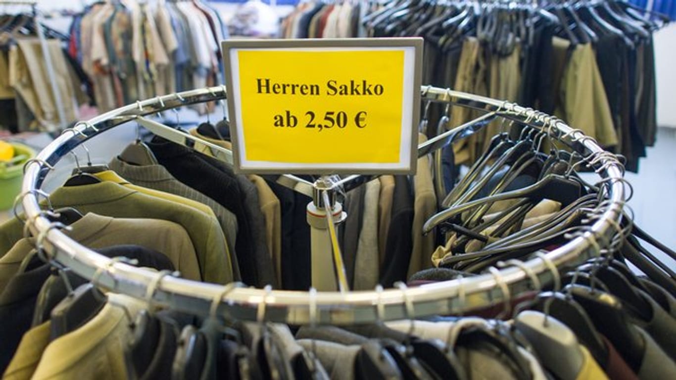 Kleiderständer und ein Preisschild in Sozialkaufhaus
