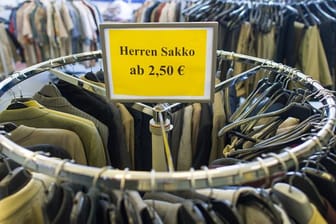 Kleiderständer und ein Preisschild in Sozialkaufhaus