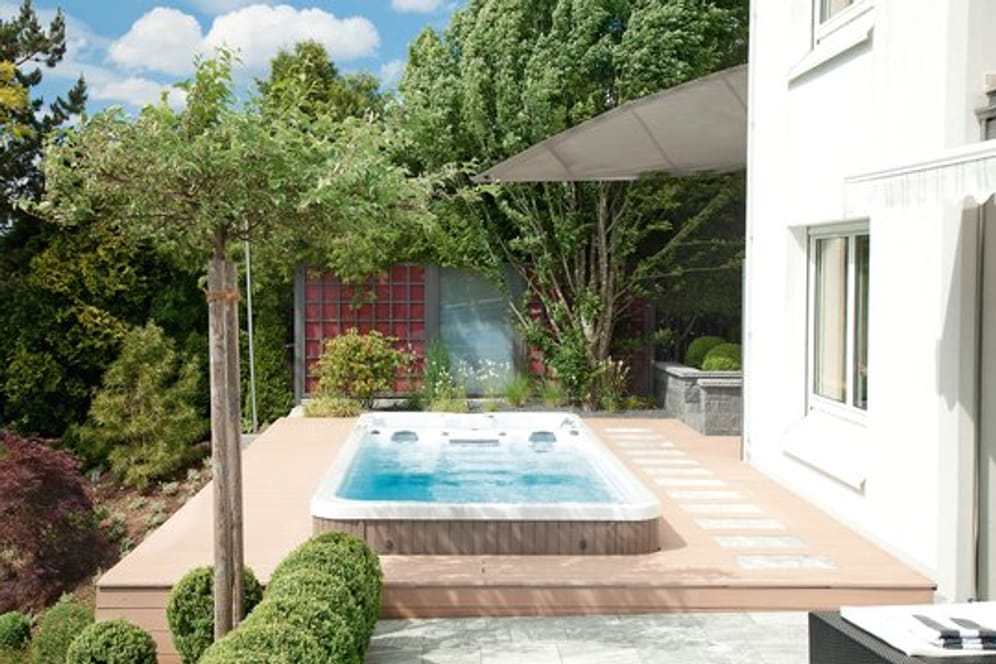Wer seinen Pool zum Beispiel in die Terrasse integrieren will, hat die Wahl: Es gibt Fertigbecken aus Kunststoff, Edelstahl oder Glasfaser.
