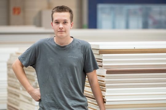 Er hat Spaß am Umgang mit Holz: Lukas Meißner macht bei der Firma Köhnlein Türen eine Ausbildung zum Holzmechaniker.