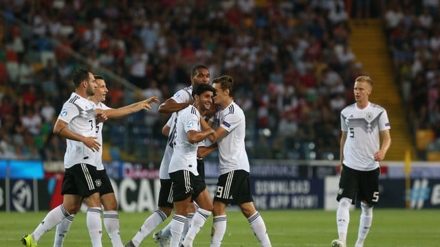 Deutschlands U21-Fußballer feiern Torschützen Luca Waldschmidt und den Einzug ins EM-Halbfinale. Deutschlands U21-Fußballer feiern Torschützen Luca Waldschmidt und den Einzug ins EM-Halbfinale.