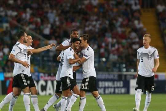 Deutschlands U21-Fußballer feiern Torschützen Luca Waldschmidt und den Einzug ins EM-Halbfinale.