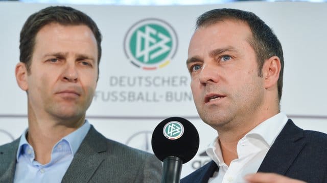 Arbeiteten lange erfolgreich beim DFB zusammen: Hansi Flick (r) und Oliver Bierhoff. Arbeiteten lange erfolgreich beim DFB zusammen: Hansi Flick (r) und Oliver Bierhoff.