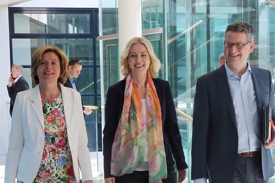 Die kommissarischen SPD-Vorsitzenden Malu Dreyer, Manuela Schwesig und Thorsten Schäfer-Gümbel auf dem Weg zur Sitzung des Parteivorstandes.