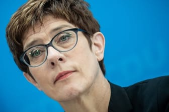 CDU-Chefin Annegret Kramp-Karrenbauer: "So wie ich die AfD im Moment betrachte, kann ich mir nicht vorstellen, dass es jemals eine Zusammenarbeit mit dieser Partei geben kann.