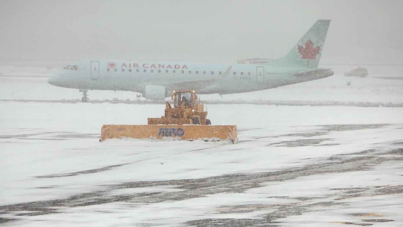 Eine Maschine der Air Canada (Archivbild): In einem Flugzeug dieser Airline wurde die Frau vergessen.