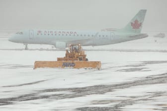 Eine Maschine der Air Canada (Archivbild): In einem Flugzeug dieser Airline wurde die Frau vergessen.