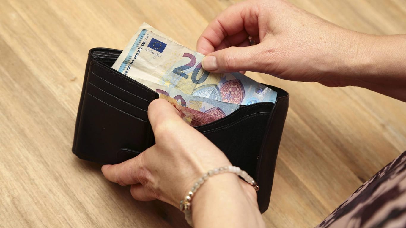 Geldscheine im Portemonnaie: Das Statistische Bundesamt hat Zahlen zur Entwicklung der Reallöhne mitgeteilt.