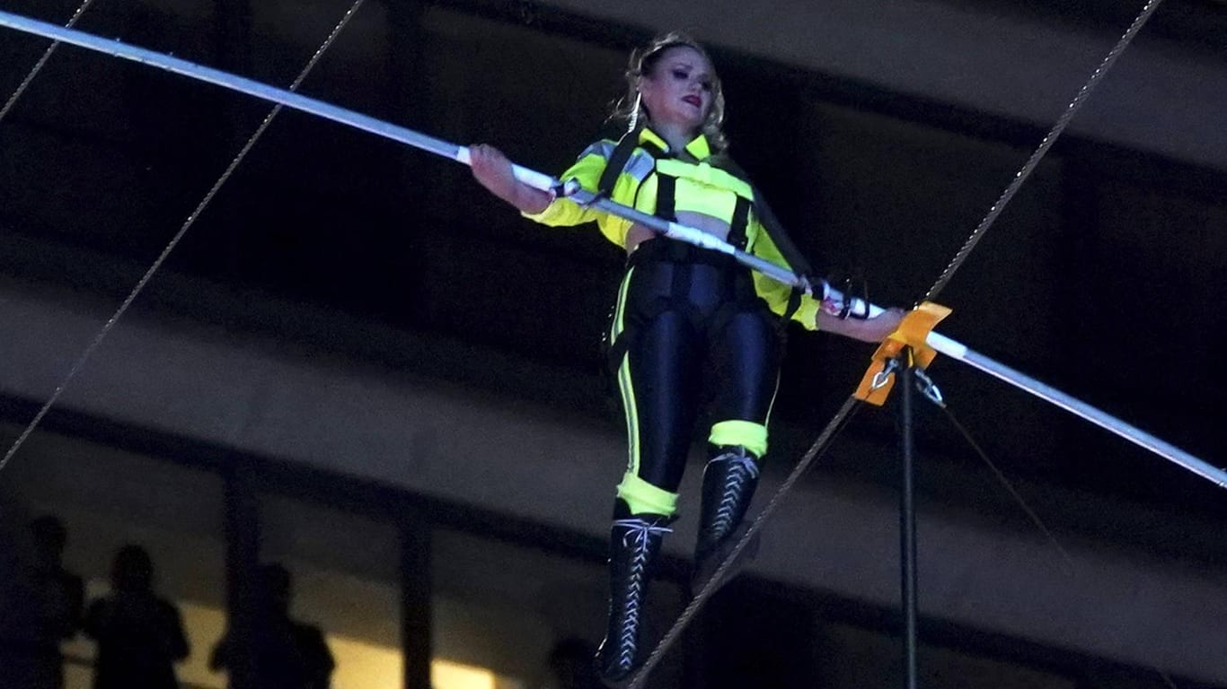 Lijana Wallenda beim Seiltanz: In New York haben sie und ihr Bruder in schwindelerregender Höhe ein Drahtseil zwischen Wolkenkratzern überquert.