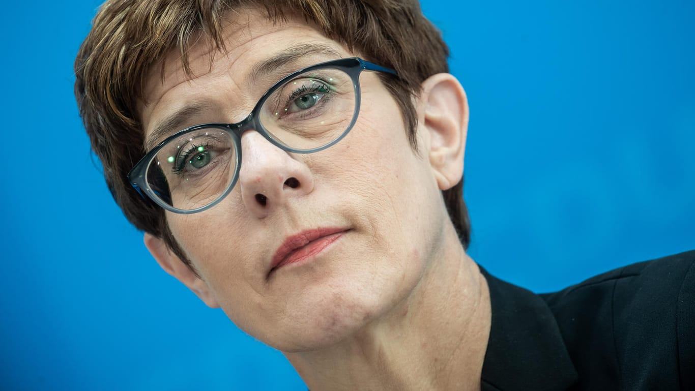 Annegret Kramp-Karrenbauer: Zum neuen Bundesgeschäftsführer ernennt sie Stefan Hennewig. Ihr Berater Nico Lange bekommt einen anderen Posten.
