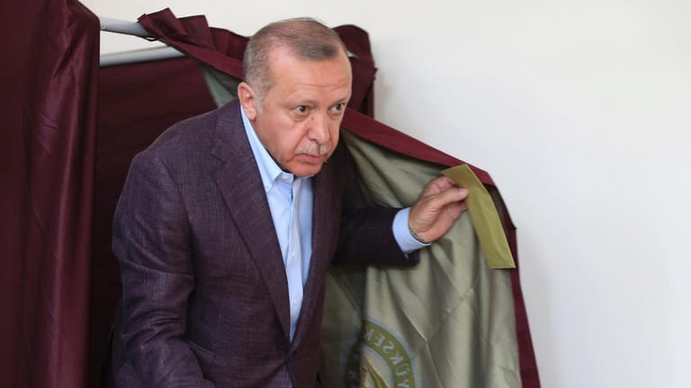 Der türkische Präsident Recep Tayyip Erdogan bei der Stimmabgabe: Die Wahlniederlage seiner AKP in Istanbul ist eine Blamage.