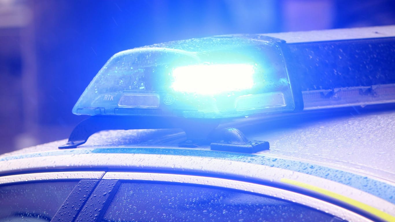 Blaulicht eines Polizeiwagens: In Waren an der Müritz hat ein Autofahrer vorwärts- und Rückwärtsgang verwechselt und mit seinem Wagen eine Absperrung durchbrochen. (Symbolbild)