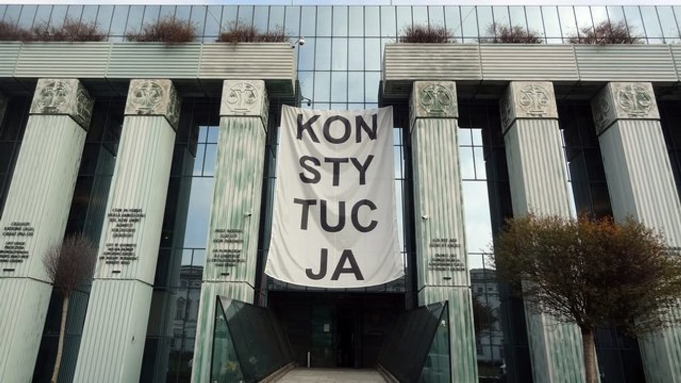 Über dem Haupteingang des Obersten Gerichts in Warschau hängt ein Banner mit der Aufschrift "Konsytucja" (Verfassung).