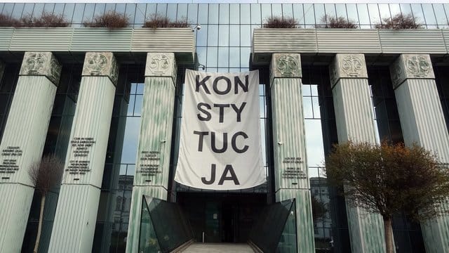 Über dem Haupteingang des Obersten Gerichts in Warschau hängt ein Banner mit der Aufschrift "Konsytucja" (Verfassung). Über dem Haupteingang des Obersten Gerichts in Warschau hängt ein Banner mit der Aufschrift "Konsytucja" (Verfassung).