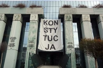 Über dem Haupteingang des Obersten Gerichts in Warschau hängt ein Banner mit der Aufschrift "Konsytucja" (Verfassung).