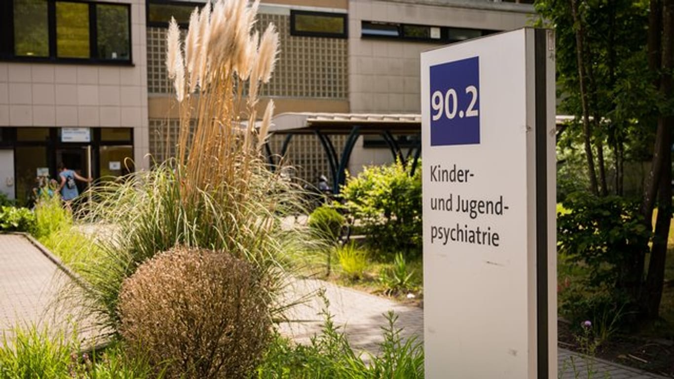 Eingangsbereich zur Klinik für Kinder- und Jugendpsychatrie des Universitätsklinikums in Homburg.