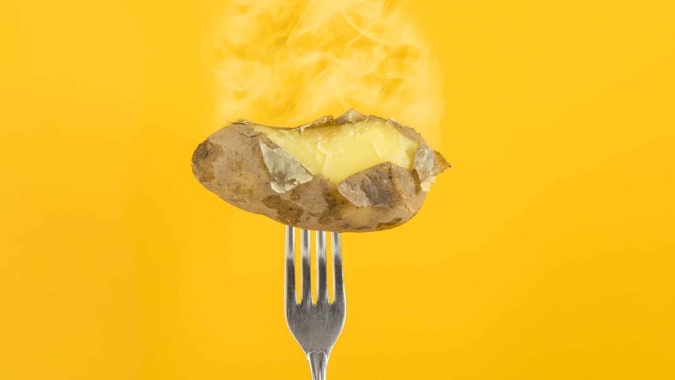 Eine heiße Kartoffel: Die aufgeplatzte Schale weist auf einen hohen Stärkegehalt hin.