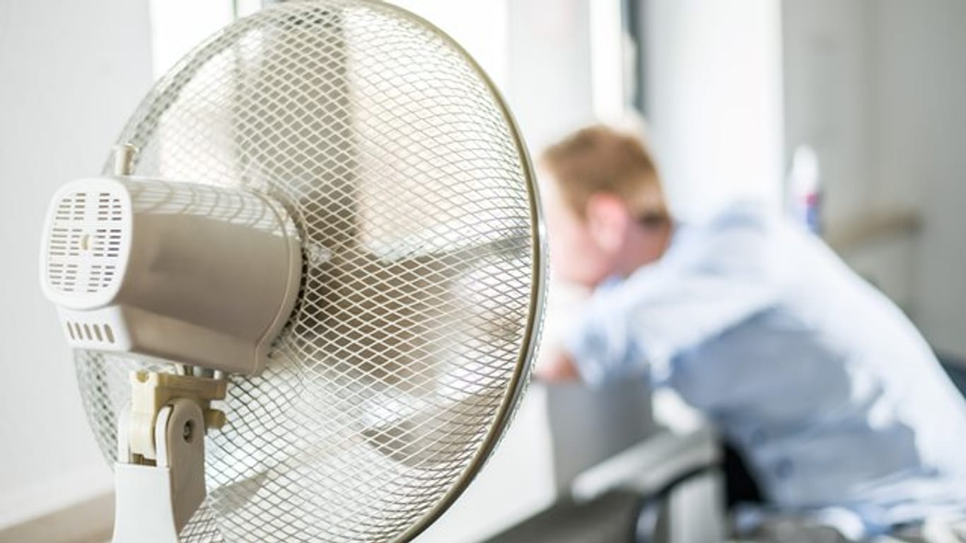 Ein Ventilator kann am Arbeitsplatz die Hitze erträglicher machen.