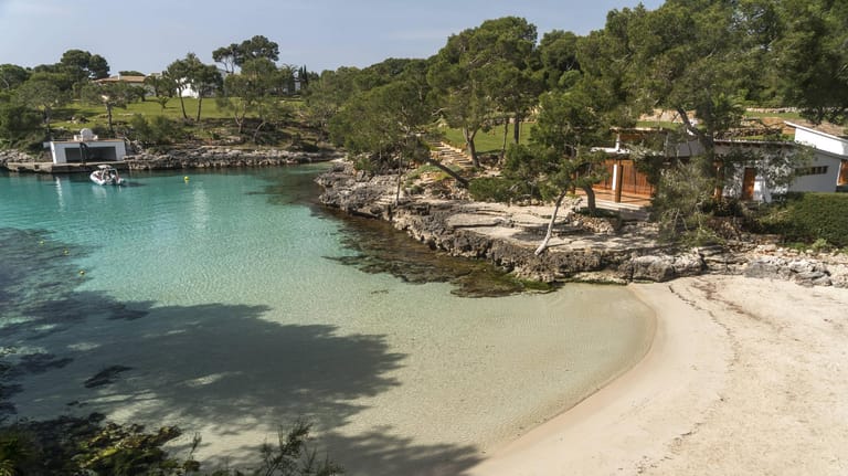 Bucht auf Mallorca: Im Westen der Baleareninsel sind die Unterkünfte im August teurer als im Juli.