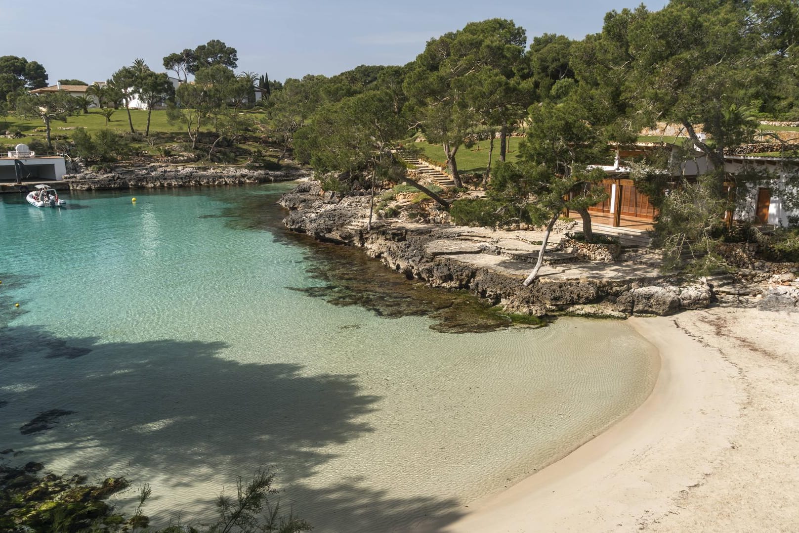 Bucht auf Mallorca: Im Westen der Baleareninsel sind die Unterkünfte im August teurer als im Juli.