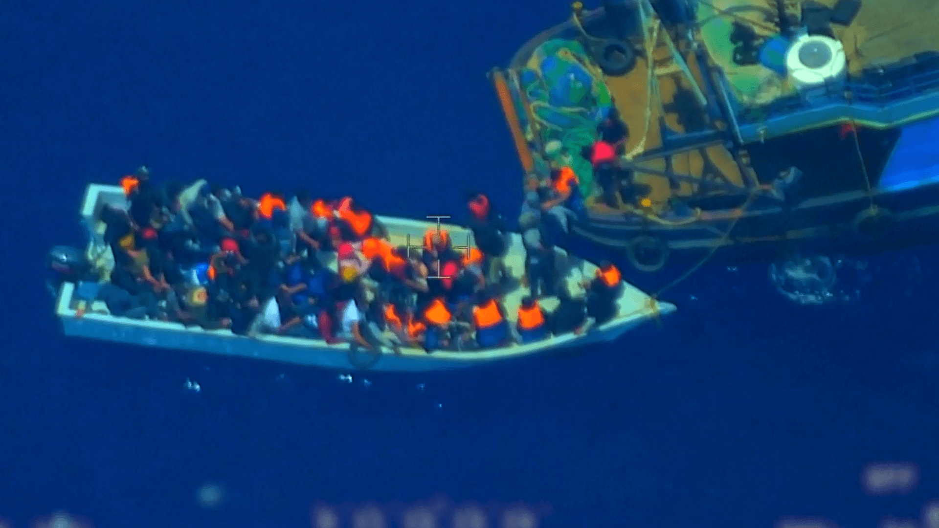 Flüchtlinge auf einem Boot: Die europäische Küstenwache Frontex konnte filmen, wie Schlepper 81 Migranten auf ein kleines Beiboot verladen.