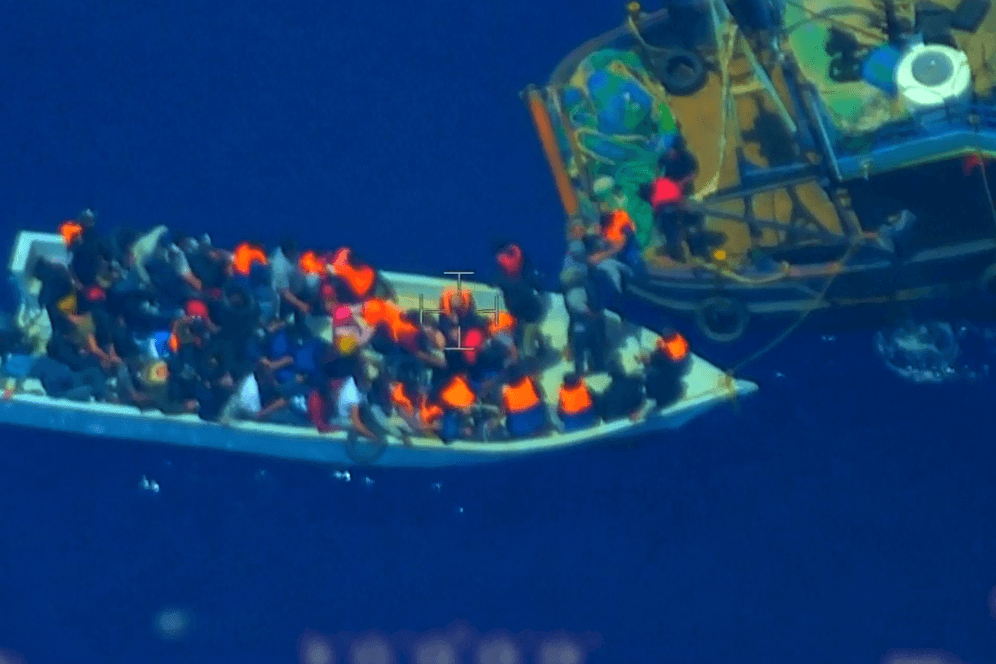 Flüchtlinge auf einem Boot: Die europäische Küstenwache Frontex konnte filmen, wie Schlepper 81 Migranten auf ein kleines Beiboot verladen.