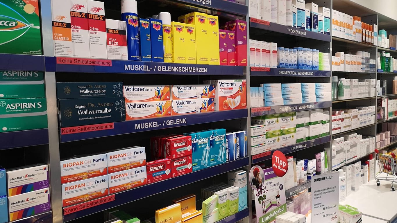 Medikamente in einer Apotheke: Mehr als 100.000 Arzneimittel sind derzeit in Deutschland zugelassen. Etwa die Hälfte davon ist ohne Rezept erhältlich.