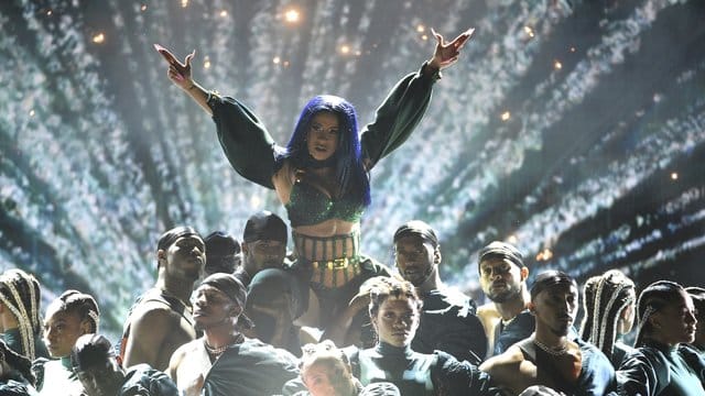 Cardi B gibt sich kämpferisch bei den BET Awards in Los Angeles. Cardi B gibt sich kämpferisch bei den BET Awards in Los Angeles.