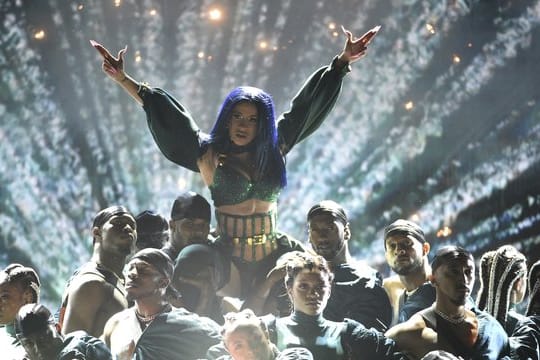Cardi B gibt sich kämpferisch bei den BET Awards in Los Angeles.