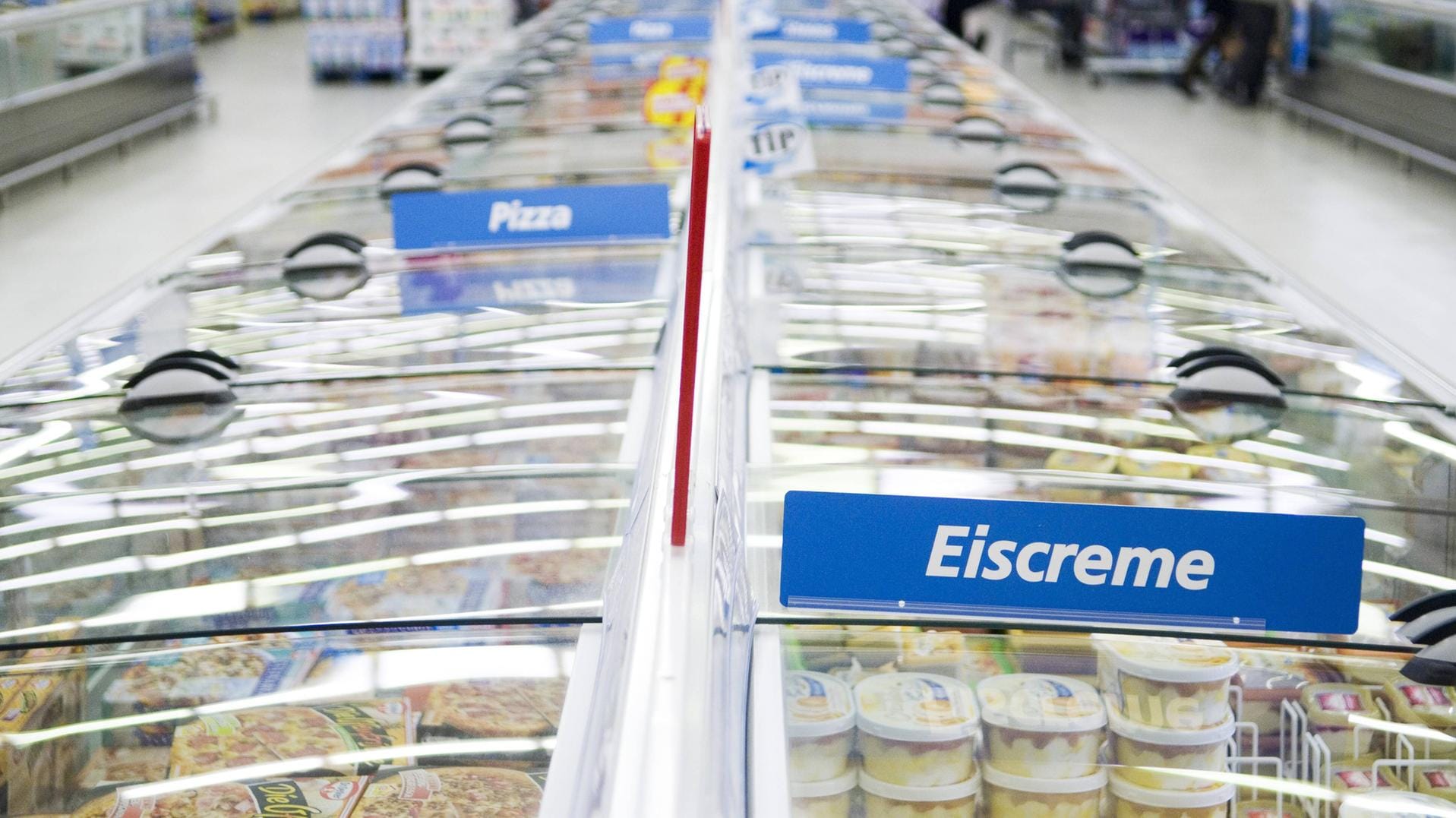 Tiefkühlabteilung im Supermarkt: Einem Mann in Hemer ist offenbar zu heiß geworden – er zog sich komplett aus. (Symbolbild)