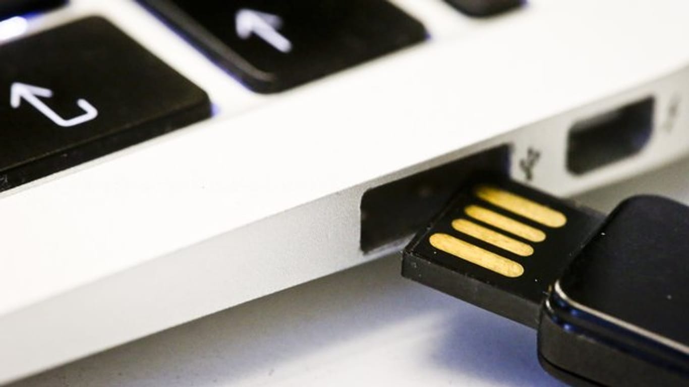 Eine neue Speicher-Technologie soll die Langlebigkeit von Flash-Speichern - wie auf vielen USB-Sticks - mit der Schnelligkeit zum Beispiel von Arbeitsspeichern kombinieren.