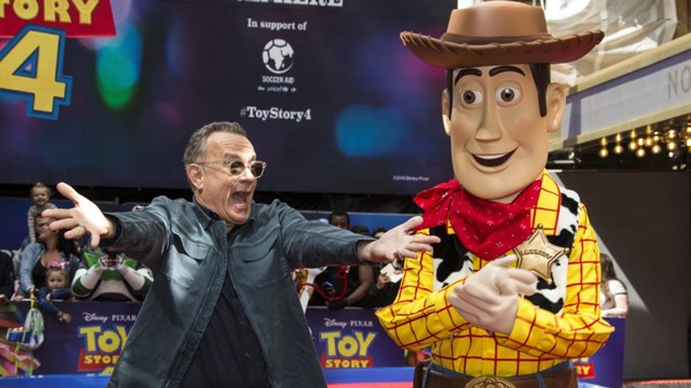 Tom Hanks (l) neben Woody auf dem Roten Teppich bei der Premiere des Films "Toy Story 4" in London.