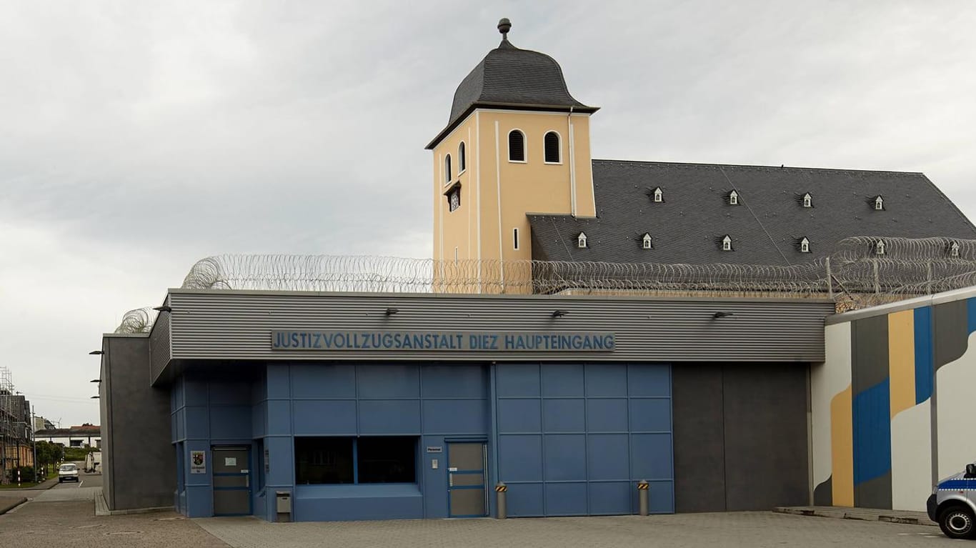 Justizvollzugsanstalt Diez: Auch nach der Verlegung des Häftlings versuchte die Beamtin, die Beziehung aufrecht zu erhalten.