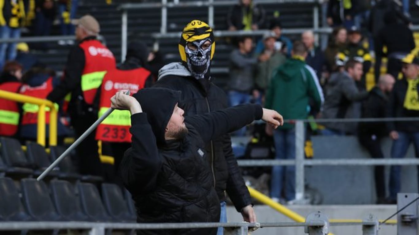 Dortmund-Anhänger randalieren im Derby gegen Schalke 04.