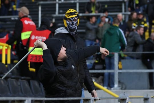 Dortmund-Anhänger randalieren im Derby gegen Schalke 04.