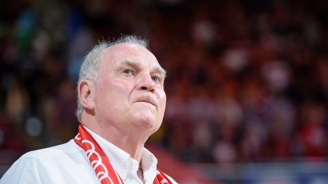 Leicht genervt: Bayern-Präsident Uli Hoeneß.