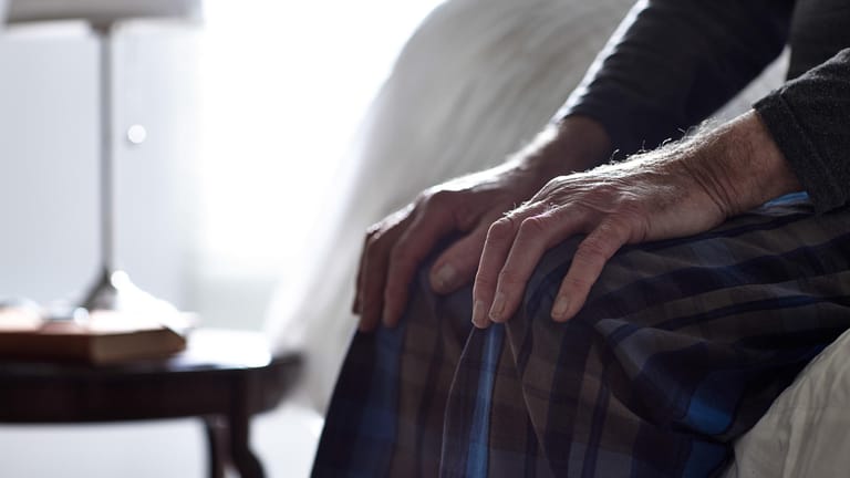 Ein älterer Mann sitzt auf dem Bett: Depressionen im höheren Lebensalter gehören zu den häufigsten psychischen Erkrankungen.