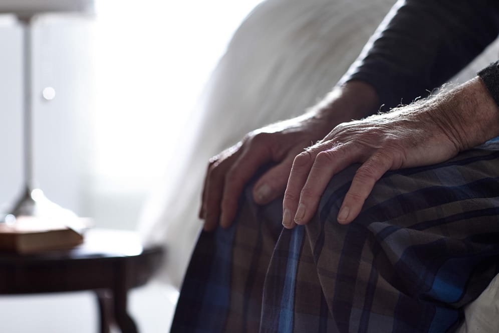 Ein älterer Mann sitzt auf dem Bett: Depressionen im höheren Lebensalter gehören zu den häufigsten psychischen Erkrankungen.
