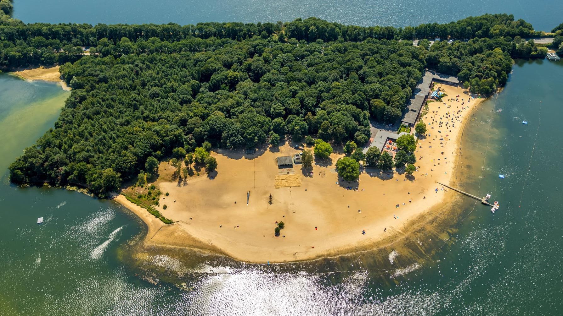 Strandbad am Halterner Stausee: Am rund 800 Meter langen Strand können Sie schwimmen, tauchen, surfen und sonnenbaden.