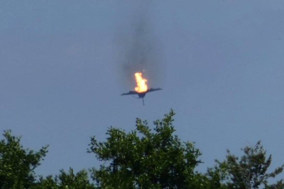 Ein brennender "Eurofighter" ist am Himmel über der Kleinstadt Malchow an der Mecklenburgischen Seenplatte zu sehen.