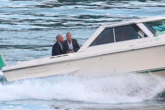 Comer See: Der ehemalige US-Präsident Barack Obama (links) macht eine Bootsfahrt mit dem Schauspieler George Clooney.