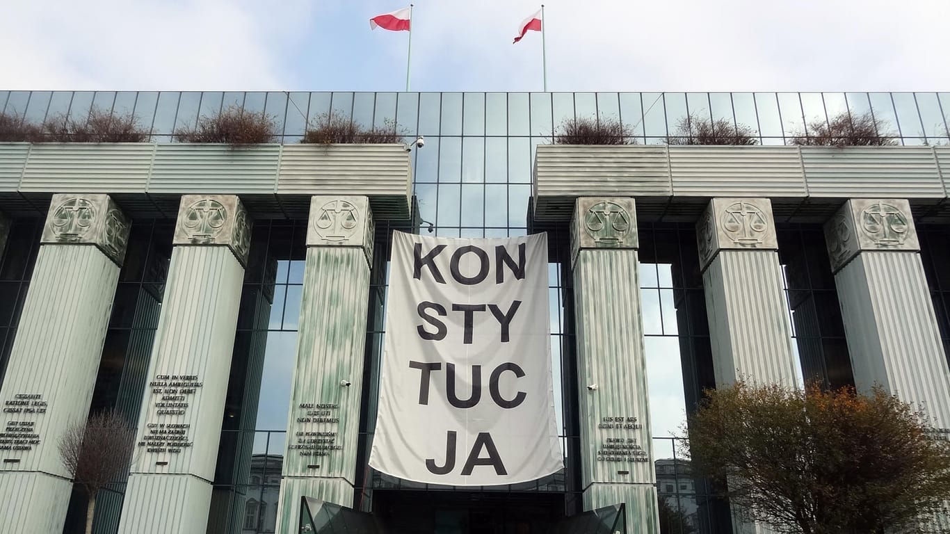 Protestplakat am Obersten Gericht in Warschau: Das polnische Wort "Konstyucja" bedeutet Verfassung.